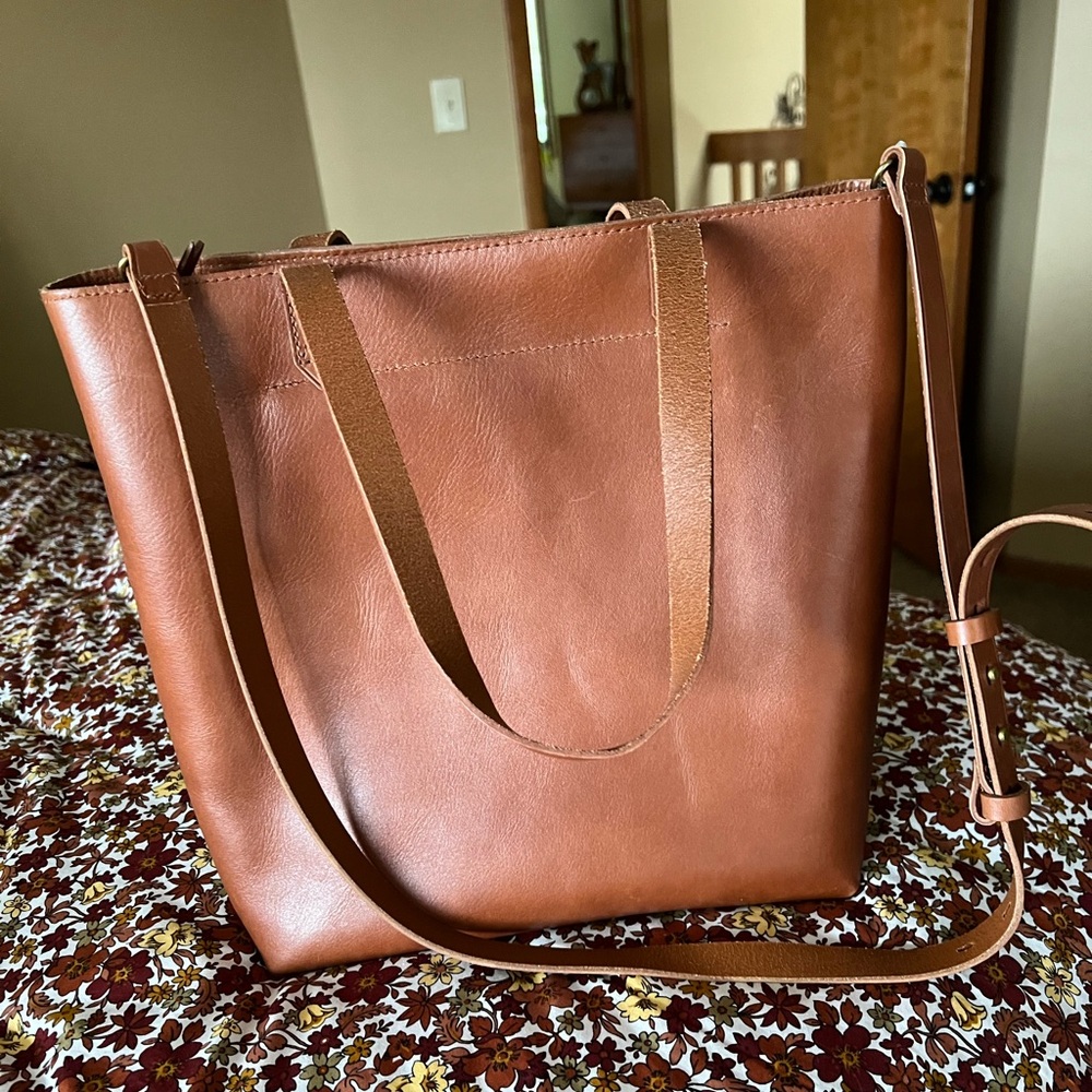NWT Madewell Zip-top Transport in English Saddle.